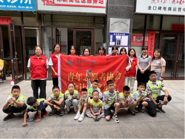 大手牵小手，安全共“童”行-小斑马交通安全知识趣味课堂进社区