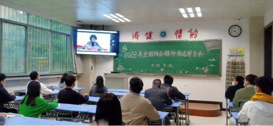 师生热议两会，奋进美好征程