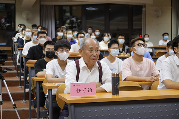 特殊的班会：董事长任万钧作“知礼行孝修己身”主题报告